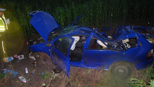 Dachowało auto. Jedna osoba zginęła. Dwie przetransportowano śmigłowcami do szpitala Dachowało auto. Jedna osoba zginęła. Dwie przetransportowano śmigłowcami do szpitala