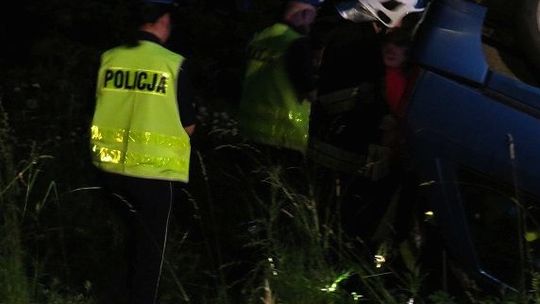 Dachowało auto. Kierowca w szpitalu