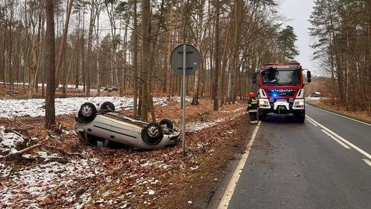 Dachowało auto. Kierowcy, apelujemy o ostrożność!