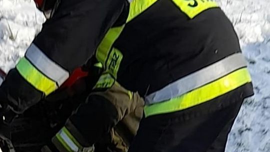 Dachowało auto. Kierowcy, uważajcie - jest ślisko!