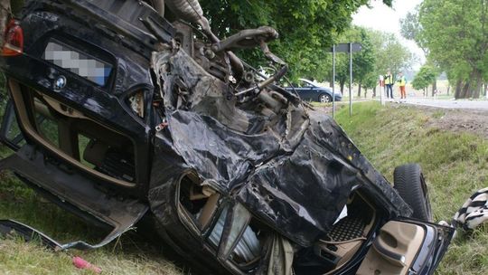 Dachowało BMW. Autem podróżowały także dzieci. Przetransportowano je do szpitala Dachowało BMW. Autem podróżowały także dzieci. Przetransportowano je do szpitala