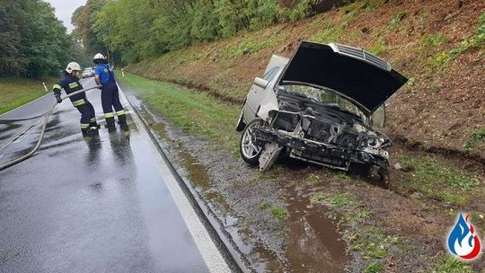 Dachowanie mercedesa. Kierowca i pasażerowie oddalili się z miejsca kolizji