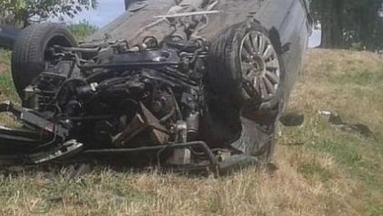 Dachowanie - zatrzymał się na ścianie lasu. Trzy osoby w szpitalu