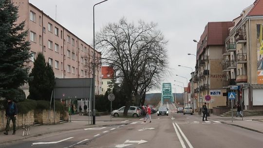 Dachówki leciały prosto na ulicę! Pułapka dla kierowców