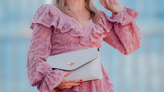 Damska kopertówka - elegancja w małej formie Damska kopertówka - elegancja w małej formie