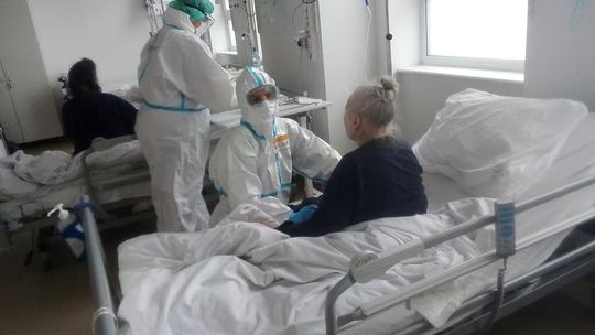 Dane epidemiczne wciąż duże. Niepokoi wysoka liczba zgonów 