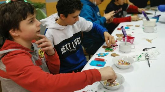 Dekorowali świąteczne pierniki pod okiem ekspertek