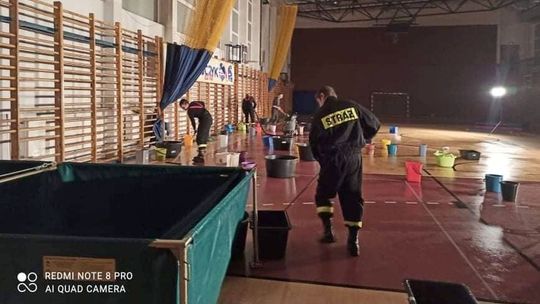 Deszcz zalewa salę sportową. Na pomoc ruszyli strażacy