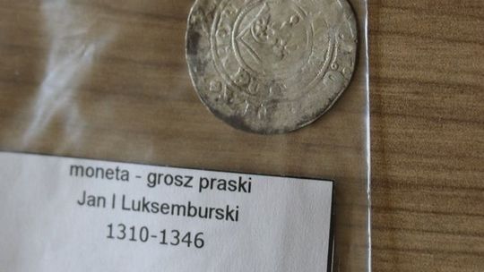 Detektorysta w z wykrywaczem metali prowadził nielegalne „wykopaliska archeologiczne”