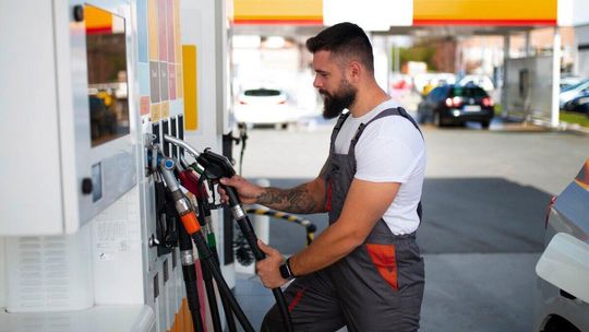 Powrót 23 proc. VAT od wtorku: Ceny paliw wzrastają około złotówki na litrze i uderzą w kierowców