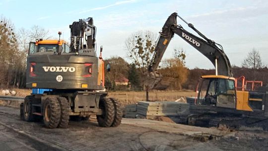 Dino nie zwalnia tempa. Maszyny wjechały na plac budowy – Dino rośnie w siłę