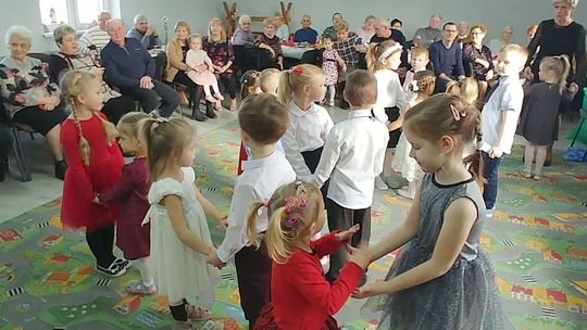 Dla babci i dziadka przedszkolaki mają całusy i tańce Dla babci i dziadka przedszkolaki mają całusy i tańce