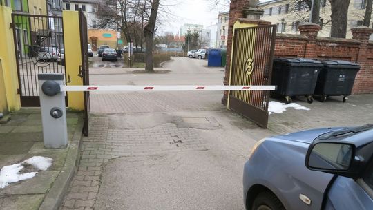 Dla kogo parking za urzędem? Problem niepełnosprawnych Dla kogo parking za urzędem? Problem niepełnosprawnych