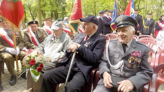 Dla tych pamiętanych i tych zapomnianych Dla tych pamiętanych i tych zapomnianych
