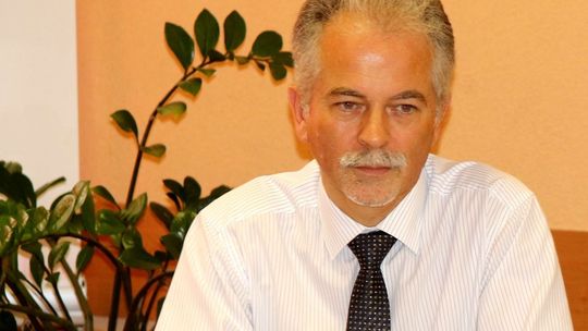 Dlaczego radni obniżyli mu pensję? Oświadczenie burmistrza w sprawie cyfryzacji 