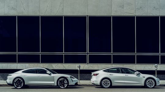 Dlaczego warto wynająć samochód elektryczny?