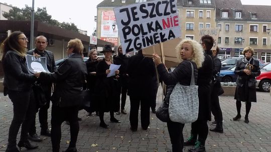 Do czarnego marszu przyłączają się gryfinianki. Pomaga im taksówkarz