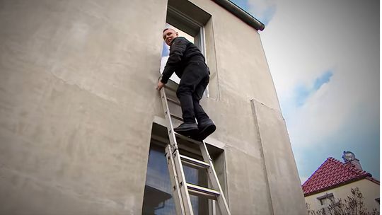 Do mieszkania gryfinianin musi wchodzić po drabinie. Interweniuje Polsat