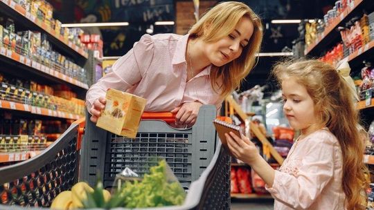 Ceny żywności wreszcie spadają. Koszyk podstawowych produktów tańszy niż rok temu