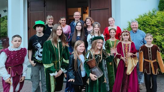 Dobrze się prezentują w historycznych strojach i muzycznych aranżacjach