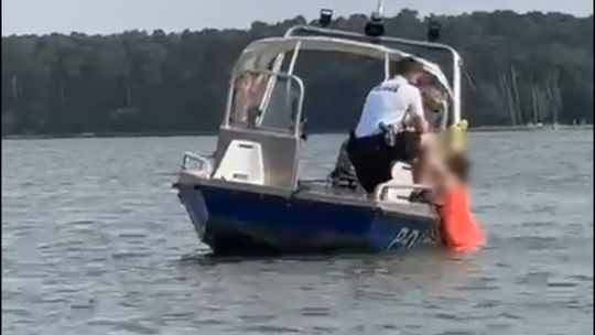Pływała nietrzeźwa w czerwonej sukience i nagle zaczęła tracić siły. Ilu już utonęło? [WIDEO]