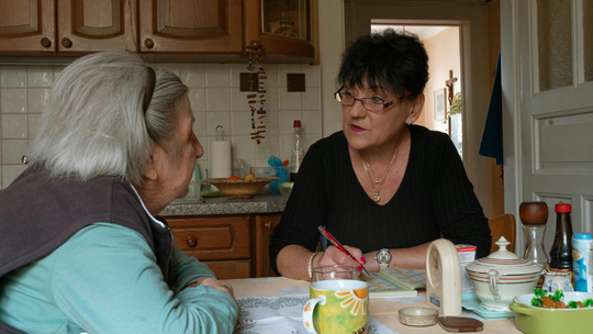 Bon senioralny jednak inaczej. Brakuje chętnych do opieki nad osobami starszymi
