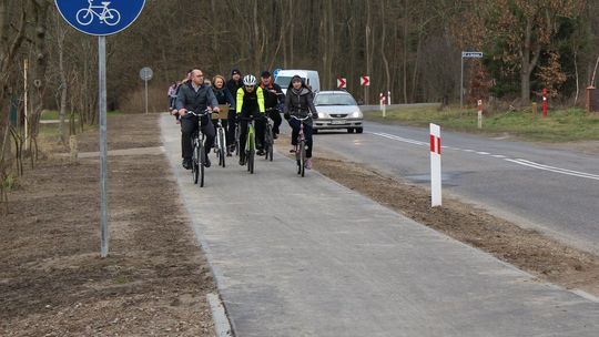 Dojedziemy już trasą rowerową w okolice jeziora Miedwie