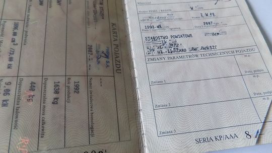 Dokumenty z danymi osobowymi przy śmietniku Dokumenty z danymi osobowymi przy śmietniku