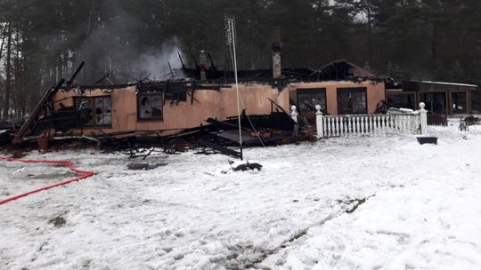 Dom, samochody i garaż spłonęły doszczętnie