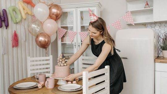 Domowa impreza – jak zamienić salon w przestrzeń idealną do świętowania?