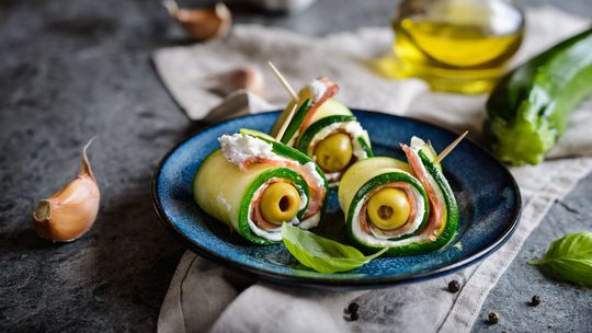 Domówka w kobiecym gronie? Sprawdź przepis na rollsy z cukinii
