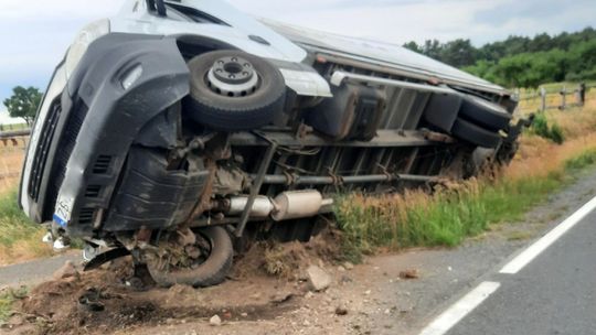 Dostawczak wpadł do rowu