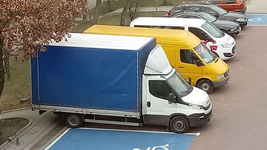 Dostawczaki na parkingu ograniczają widoczność - list czytelnika