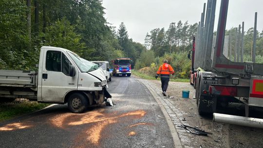 Dostawczakiem uderzył w ciężarówkę [ZDJĘCIA]