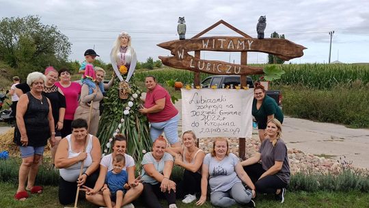 Dowcipnymi witaczami mieszkańcy zapraszają na dożynki