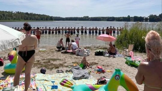 Dramatyczne chwile nad Jeziorem Steklno! Plażowicze utworzyli łańcuch życia