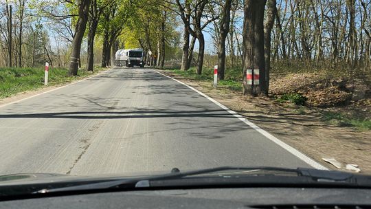 Dramatyczne zdarzenie na drodze wojewódzkiej 125. Naczepa zahaczyła cyklistę