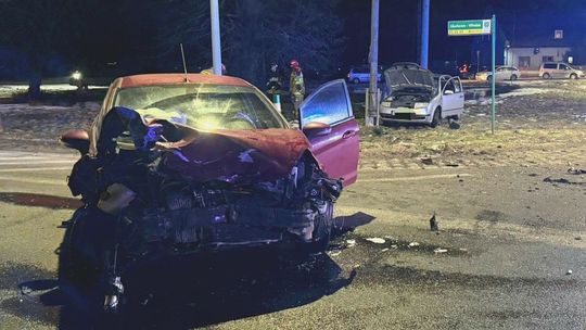 Dramatyczny finał podróży: Policjanci ranni w wypadku. 26-latka walczy o życie w szpitalu Dramatyczny finał podróży: Policjanci ranni w wypadku. 26-latka walczy o życie w szpitalu