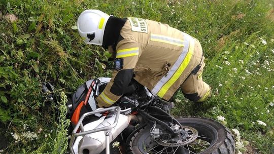 Dramatyczny wypadek na południu powiatu gryfińskiego. Motocyklista uderzył w płot i walczy o życie