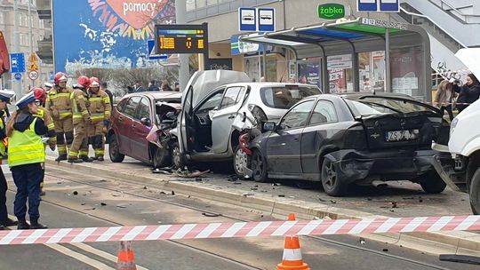 Dramatyczny wypadek. Rozpędzone auto wjechało w pieszych na przystanku