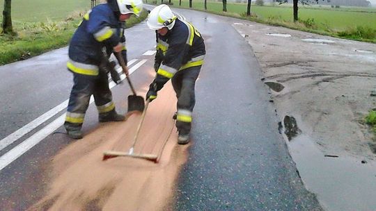 Droga do Wirowa chwilowo zamknięta. Strażacy w akcji