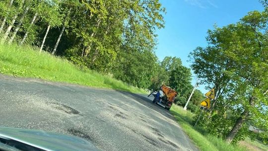 Droga jak żwirownia. Tak łatają dziury! - skarży się czytelnik Droga jak żwirownia. Tak łatają dziury! - skarży się czytelnik