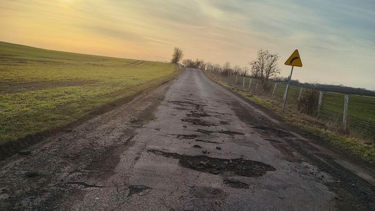 Droga, która znika: Dramatyczny stan powiatowej drogi zagraża życiu mieszkańców - list czytelnika