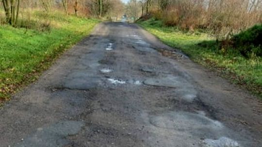 Droga w tragicznym stanie. Kto zapłaci kierowcom za zniszczone zawieszenia?