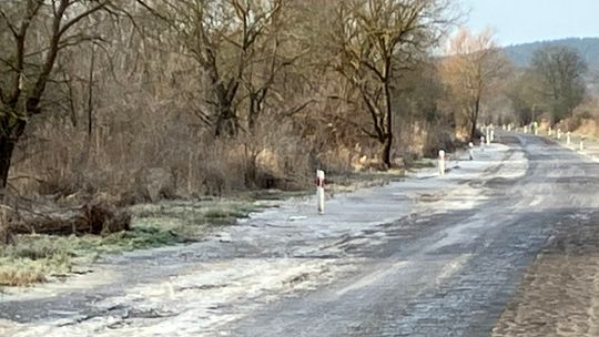 Droga zamieniła się w zamarznięte jezioro