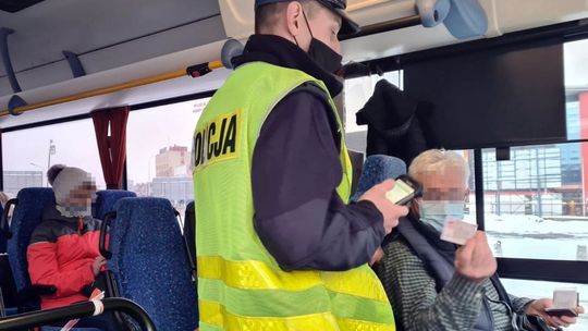 Drogówka kotroluje noszenie maseczek w autobusach