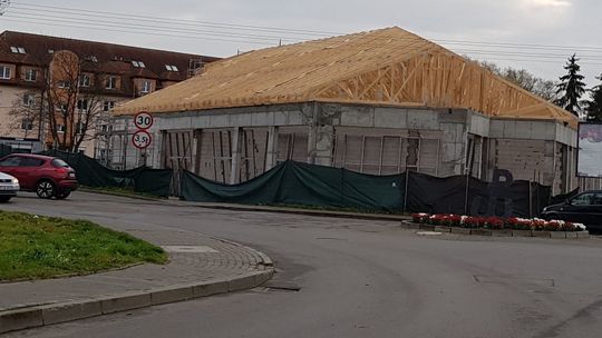 Drugi Rossmann w mieście. Budynek z ciekawą więźbą Drugi Rossmann w mieście. Budynek z ciekawą więźbą