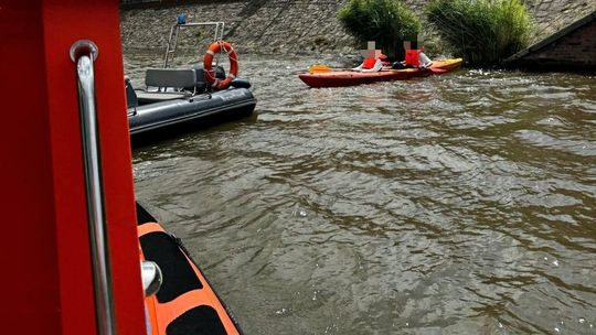 Dryfujące ciało w Odrze. Interwencja w sprawie kajakarzy