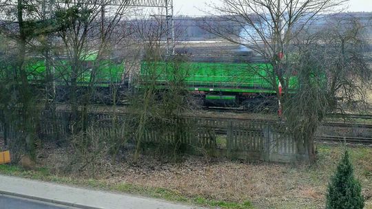 Dudnienie silnika lokomotywy słychać całą noc. To bardzo uciążliwe! - skarży się mieszkaniec [WIDEO]