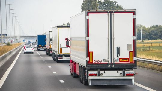 Gdy ciężarówka wyprzedzi ciężarówkę to od soboty zapłaci mandat. Kto dopilnuje?